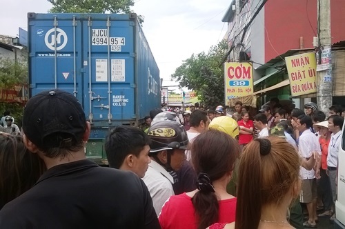 Ngã xuống đường sau va chạm, một người bị container cán chết